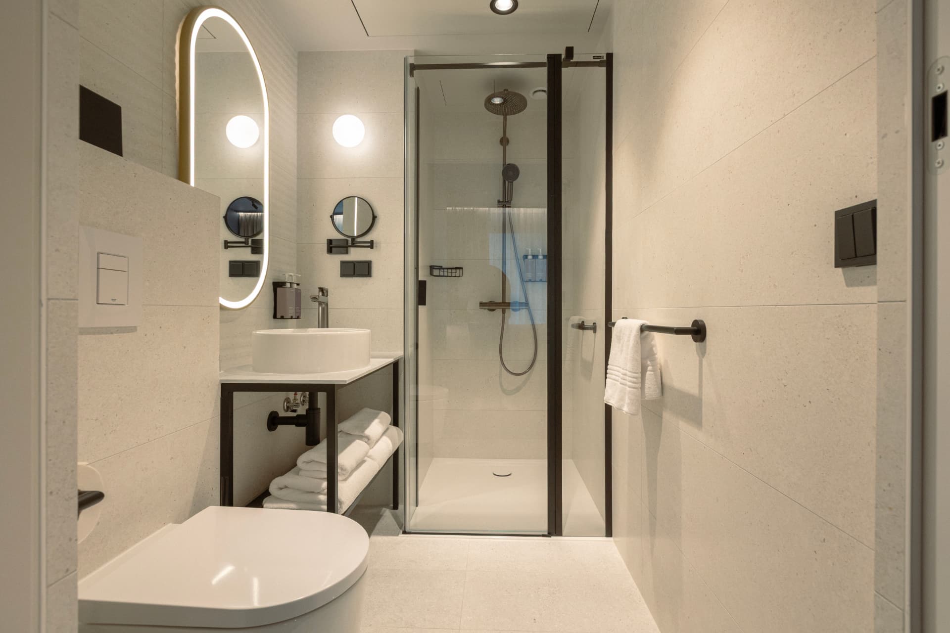 Zdjęcie: Bathroom - countertop and cabinet